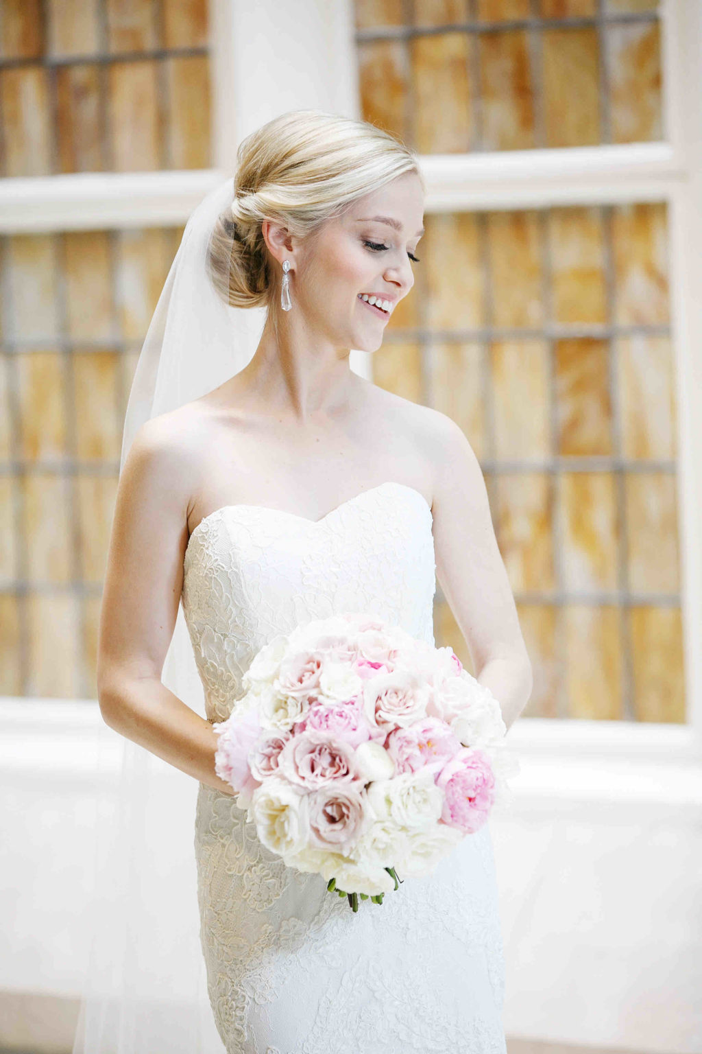 19 First United Methodist Dallas Wedding Pink Ivory Bouquet scaled