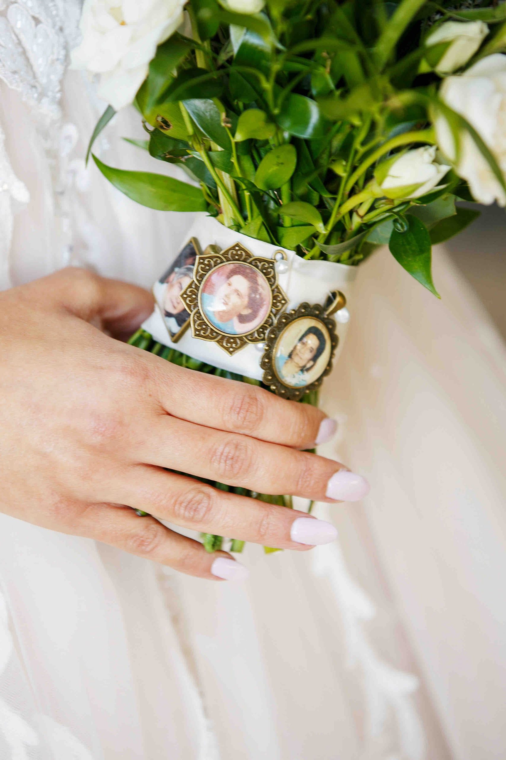 14 Photos on Bouquet scaled