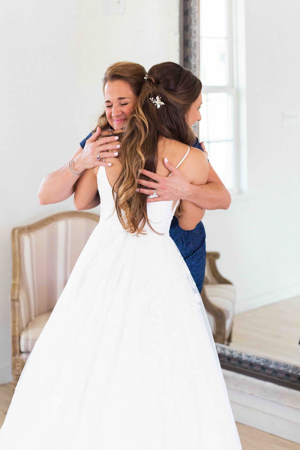 12 Mother Daughter Hug Wedding
